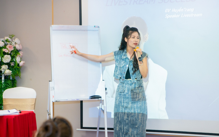 Hành trình thành công của cô gái vàng trong làng livestream Huyền Trang Ảnh 2