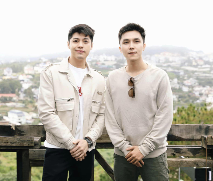 Lê Minh Hiếu (phải) là nhà sản xuất đứng sau thành công của nhiều ca sĩ nổi tiếng