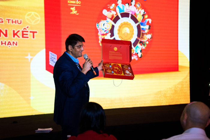 Ông Sameer Yadav, Giám đốc Marketing của Mondelez Kinh Đô Việt Nam chia sẻ về khuôn cắt bánh Trung thu trong hộp đặc biệt năm nay