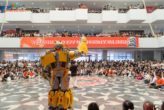 Tone màu trắng – ghi chủ đạo, kết hợp với không gian sảnh Penrose - một trong những không gian thiết kế đặc trưng của campus Trường ĐH FPT trên toàn quốc đem đến cảm hứng hiện đại. Trong những sự kiện đặc biệt, Trường còn sắm hẳn mô hình “robot biến hình” đến cùng sinh viên trải nghiệm, check-in