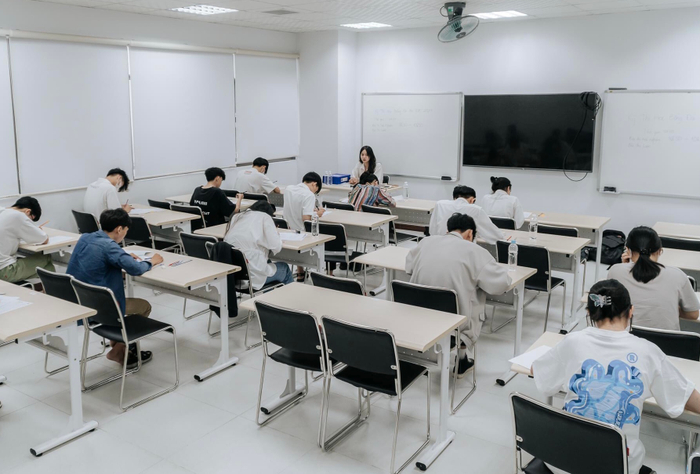 Các phòng học trong campus phù hợp cho khoảng 30 sinh viên, giúp tối đa khả năng học tập và làm việc một cách tập trung cho từng cá nhân. Bàn ghế thuận tiện, tivi size lớn, máy chiếu, điều hòa mát lạnh cả tiết… là những điều hấp dẫn khó cưỡng ở trong những lớp học này.