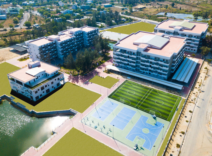 Tự hào được ở “thành phố biển đáng sống”, hội genZ không thể bỏ qua cơ hội tận hưởng không gian thể thao ngoài trời ngay tại trường mình. Biết thế nên Trường ĐH FPT “sắm” sẵn loạt thiết bị hiện đại, xây hẳn 2 sân bóng đá, bóng rổ tiêu chuẩn cỏ xanh mướt mắt để sinh viên tha hồ “độ body”.