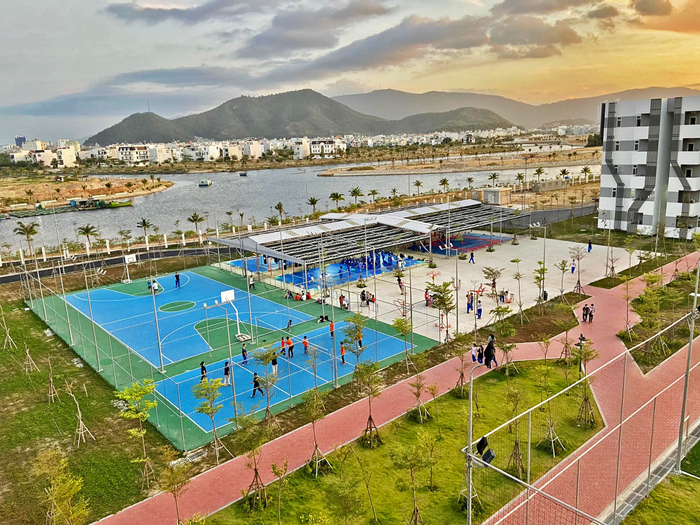 Sinh viên Trường ĐH FPT AI Quy Nhơn chơi thể thao trong view hoàng hôn cực phẩm.