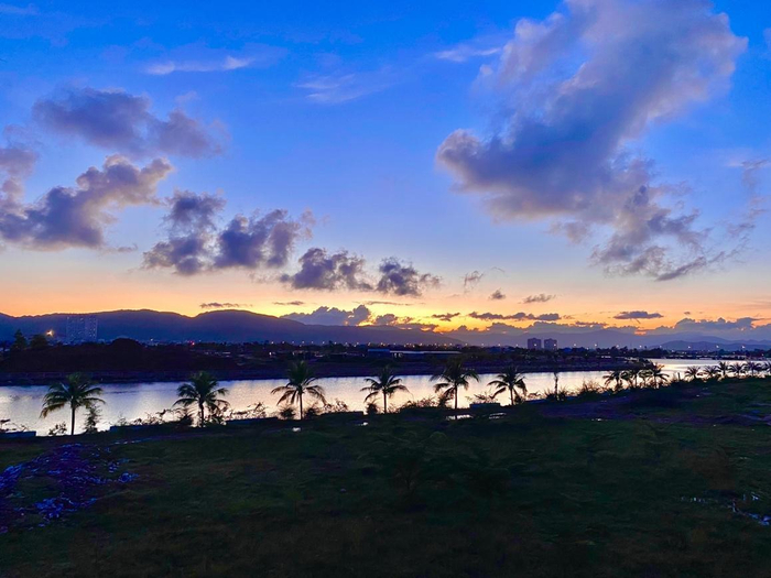 View hoàng hôn từ Trường ĐH FPT AI Quy Nhơn nhìn thẳng ra sông Hà Thanh bao quanh thành phố Quy Nhơn.