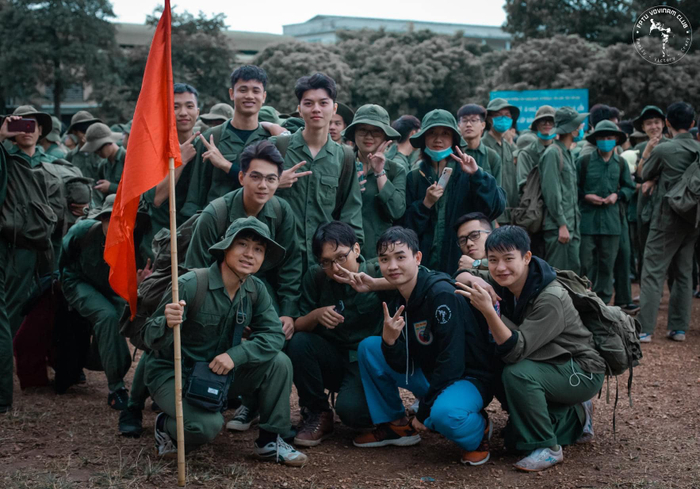 Độ (đeo kính, hàng thứ hai, ngoài cùng bên trái) chụp ảnh cùng các bạn trong kỳ quân sự ở ĐH FPT.