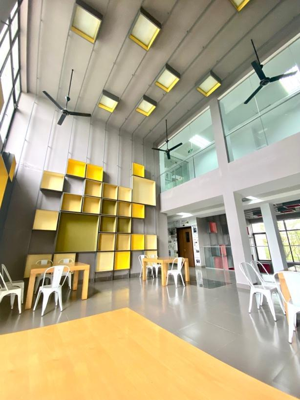 Một toà nhà sẽ có vài khu tự học thông tầng với thiết kế hình khối bắt mắt.