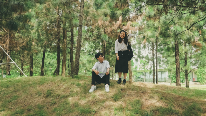 Sinh viên Trường Đại học FPT thậm chí còn teambuilding hoặc họp nhóm trên đồi thông.