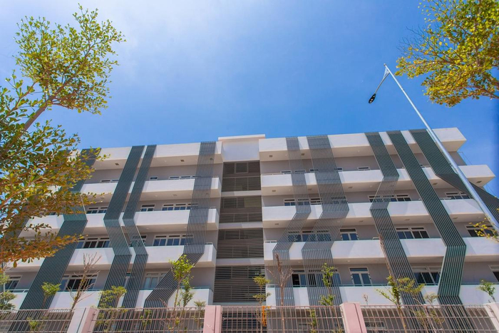 Nếu chán ở trong nhà hưởng điều hoà, những ngày đẹp trời, các bạn sinh viên Trường ĐH FPT AI Quy Nhơn còn có thể phá cách tìm những tán cây xanh mát phủ rợp khuôn viên để đi dạo thảnh thơi hoặc.