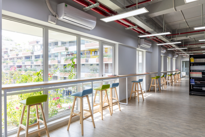 Tại đây có đầy đủ những dịch vụ mượn trả giáo trình, tra cứu tài liệu, book phòng họp riêng hoặc những khu tự học vô cùng tiện lợi với view thư thái cho các bạn làm bài tập nhóm, đồ án.