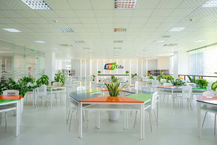 Thư viện của Trường ĐH FPT AI Quy Nhơn vừa được sắp xếp khoa học, vừa được trang bị những giáo trình nước ngoài xịn sò, vừa có hệ thống cơ sở vật chất hiện đại.