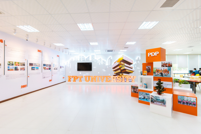 Thư viện mát mẻ có view vườn hoa xinh xắn của Trường ĐH FPT phân hiệu Đà Nẵng là nơi lui tới thường xuyên của những FPTU-ers chăm học.