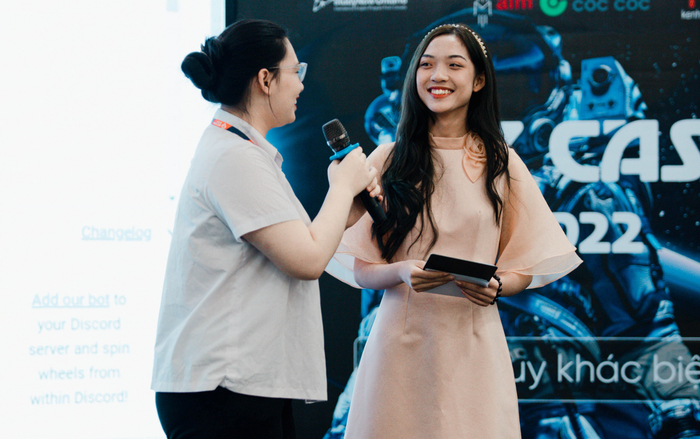 Cách nữ MC xinh đẹp 'thống trị' được các sân khấu trường đại học Ảnh 2