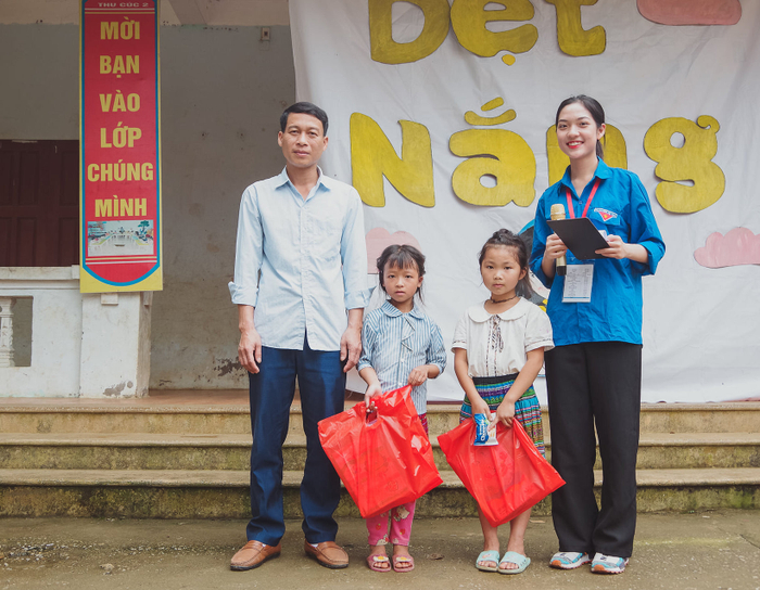 Cô MC gây ấn tượng ngay cả trong màu áo Đoàn giản dị.