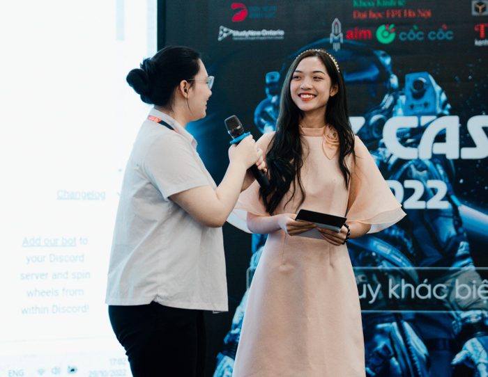 Mỹ Linh (bên phải) là MC quen mặt tại các sự kiện của Trường ĐH FPT Hà Nội.