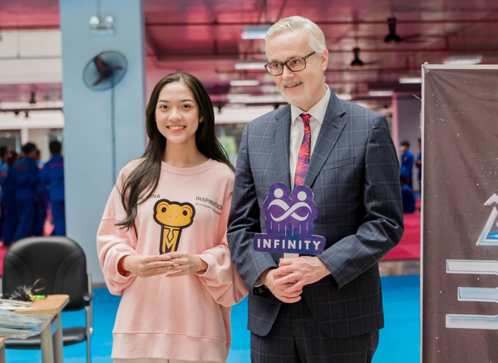 Mỹ Linh trong chế độ off-stage là một cô bạn giản dị, hiền lành và có tính cách dễ mến.