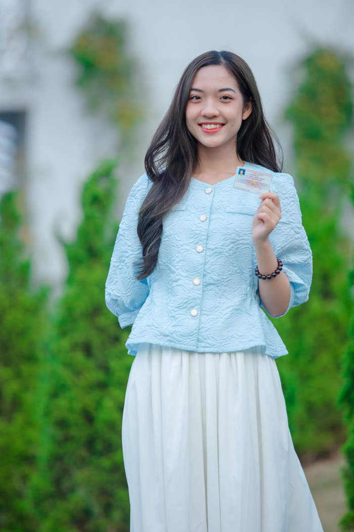 Mỹ Linh tạo dáng với thẻ xác nhận đăng ký hiến tặng mô tạng, đúng là một cô bạn xinh đẹp với một tấm lòng đẹp.