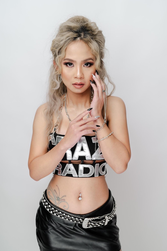 Jakie sinh năm 1991 và hiện cô nàng đang hoạt động tại Sydney, Australia