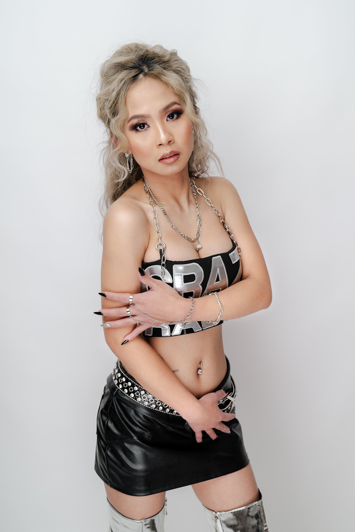 Jakie không chỉ tập trung vào việc biểu diễn sân khấu