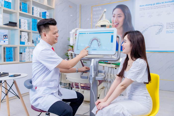 Quá trình niềng Invisalign kết hợp răng sứ thẩm mỹ cùng Bác sĩ Ngô Tùng Phương (Ảnh: NVCC).