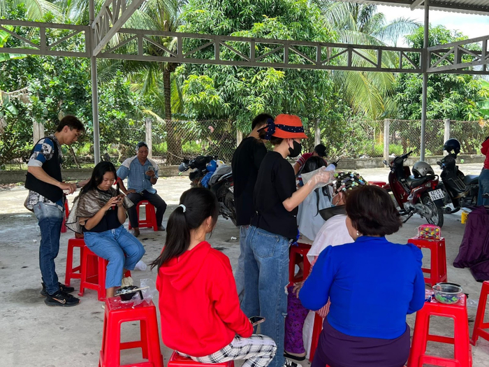 Nhiều khách nữ tham gia làm tóc miễn phí