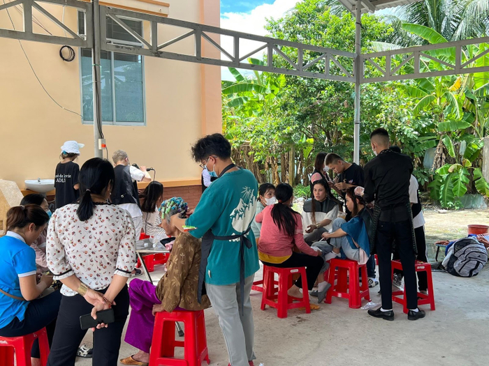 Người dân được tư vấn kiểu tóc đến tạo kiểu tỉ mỉ