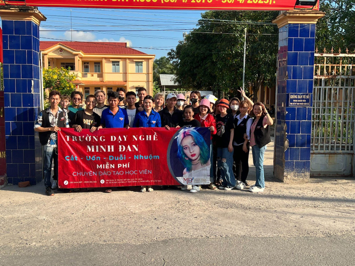 Trường nghề Minh Đan tổ chức cắt - uốn - duỗi - nhuộm miễn phí