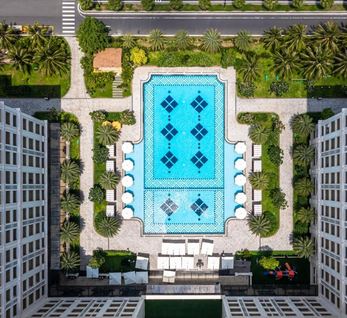 Hồ bơi rộng lớn gần 1000m2 tại khách sạn