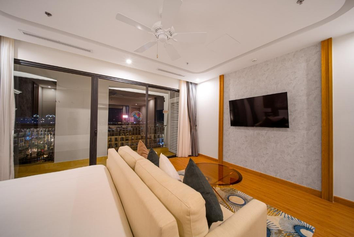 Từ phòng có thể nhìn trọn vẹn tổ hợp Phú Quốc United Center về đêm.