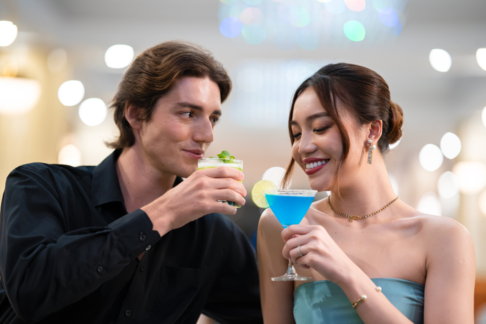 Thưởng thức ly cocktail tại Capri Bar 