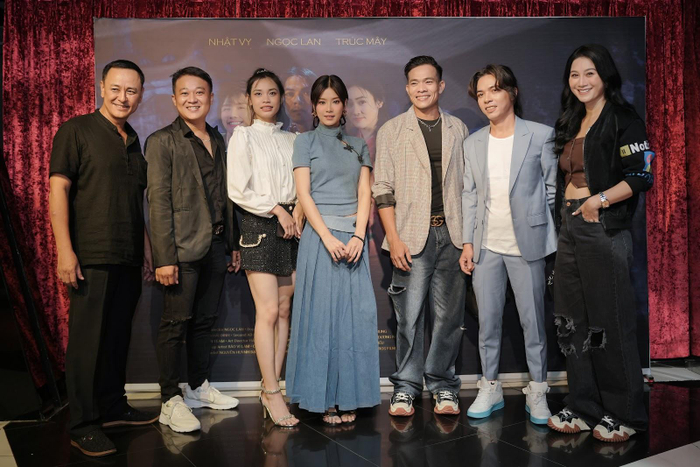 Đạo diễn - Diễn viên Ngọc Lan xúc động khi nhận được sự ủng hộ của đồng nghiệp và các nghệ sĩ trong buổi ra mắt phim 01/08