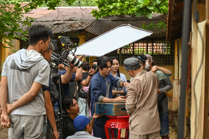 Hình ảnh cả đoàn phim hối hả chuẩn bị cho cảnh quay 