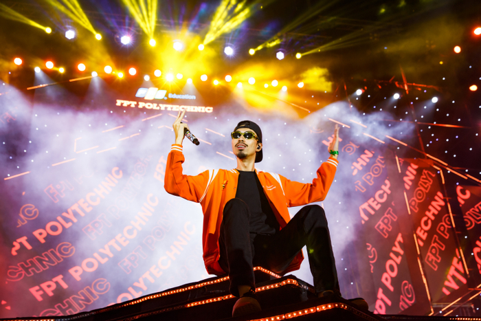 Rapper Đen cháy hết mình cùng sinh viên trong Happy Bee 11.