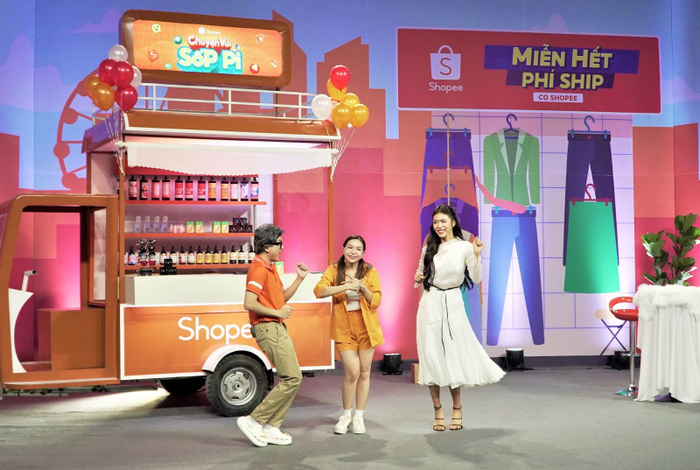 Gia đình Sốp Pi cũng phải bó tay trước độ “lầy lội” mà hưởng ứng cùng nàng Siêu mẫu. Đừng quên bật TV và app Shopee trong ngày 8.8 để nằm lòng các cách “chốt đơn” người yêu cùng Minh Tú. 