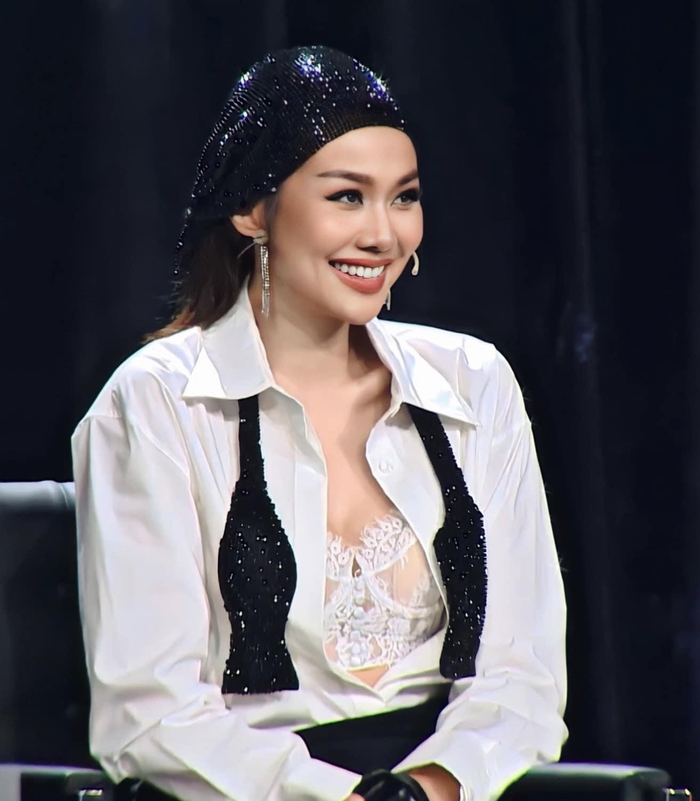  Trước cơn sốt the New Mentor, Thanh Hằng bất ngờ check in tại Lux Beauty Center Ảnh 1