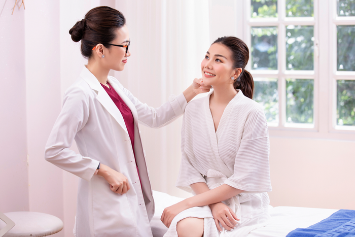  Trước cơn sốt the New Mentor, Thanh Hằng bất ngờ check in tại Lux Beauty Center Ảnh 4