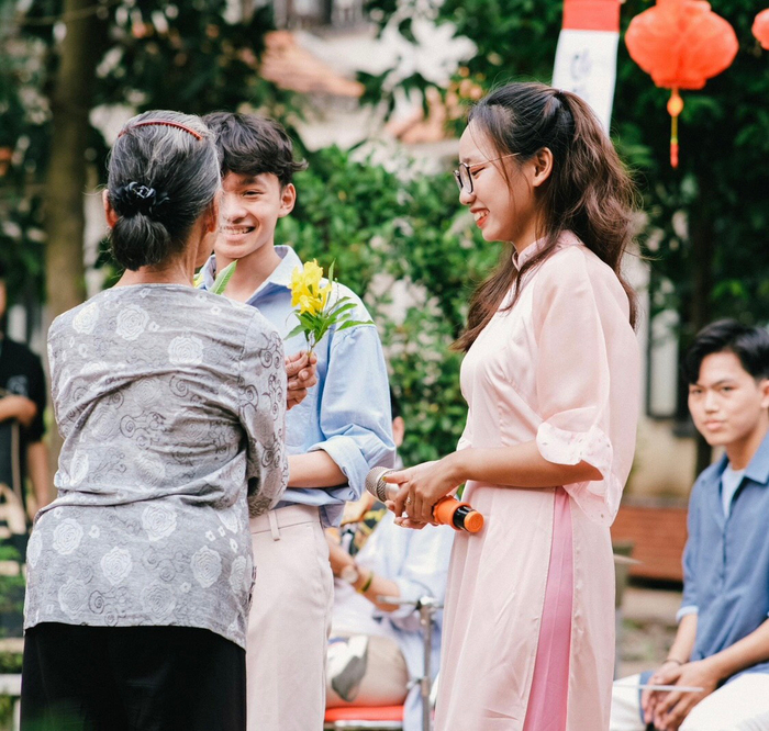 Tâm Hào trò chuyện cùng các cụ già tại Trung tâm Dưỡng lão Thị Nghè.