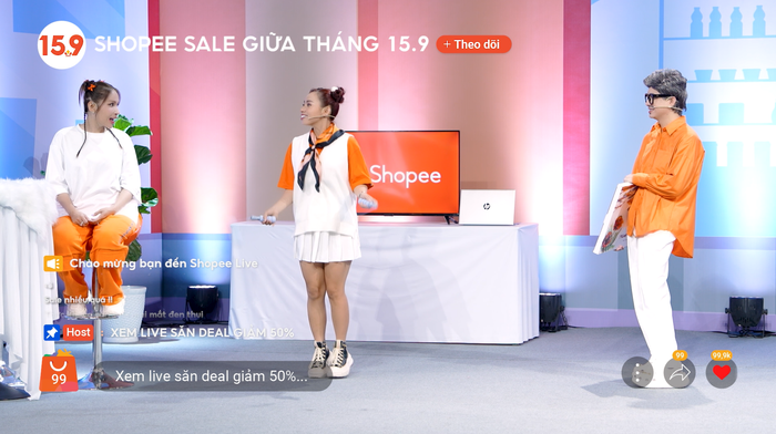 Không chỉ rành săn sale, Ngọc Phước còn nhiệt tình thị phạm cho ông Sốp cô Pi cách tiến hành phiên live để tăng view vù vù.