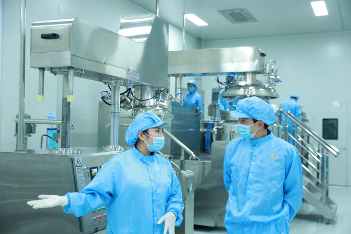 CEO Quốc Trường tham quan nhà máy sản xuất Mỹ Phẩm Vimac
