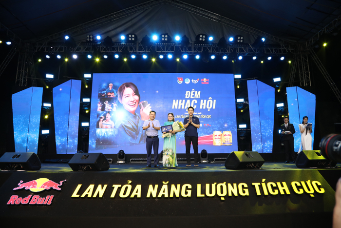 Giải Ba thuộc về tiết mục “Mùa Chôm Chôm” do Phạm Bạch Lan thể hiện, kể về chuyện tình dễ thương của đôi trẻ miền quê sông nước