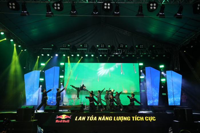 Chất nghệ sĩ trong mỗi công nhân được phát huy qua các tiết mục được dàn dựng công phu