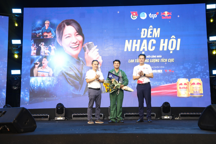 Tiết mục “Vàm Cỏ Đông” với màn trình diễn hoành tráng đã xuất sắc giành giải Nhất tại cuộc thi. Chị Dương Thị Thùy Trinh thuộc đội đạt giải Nhất, chia sẻ: “Tôi rất vui và bất ngờ khi đội mình đạt giải Nhất tại cuộc thi. Cảm ơn ban tổ chức đã tạo điều kiện cho chúng tôi được thể hiện tài năng”.&nbsp;