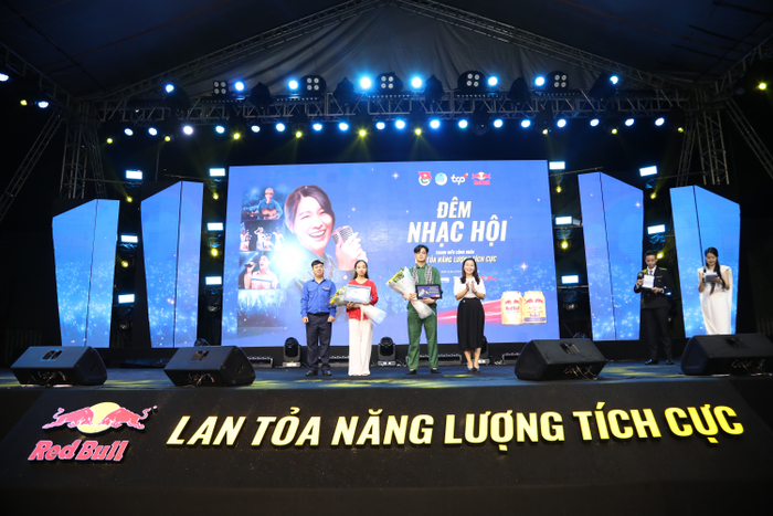 Mang đến không khí tươi vui, các tiết mục “Cần Giuộc Tôi Yêu”, “Chào Em Cô Gái Lam Hồng”, và “Về Quê Ngoại” đã cùng đạt giải Khuyến Khích