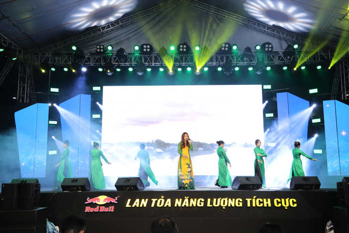 Huỳnh Thị Thu Thảo đã chinh phục trái tim Ban giám khảo bằng giọng ca đầy cảm xúc, đạt được giải Nhì qua tiết mục “Đất Và Người”