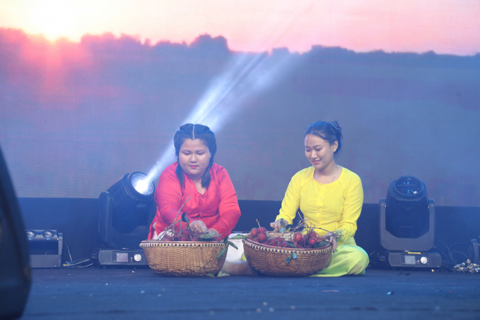 Các công nhân không ngại hoá thân hay đầu tư trang phục để mang lại màn trình diễn chân thực và độc đáo