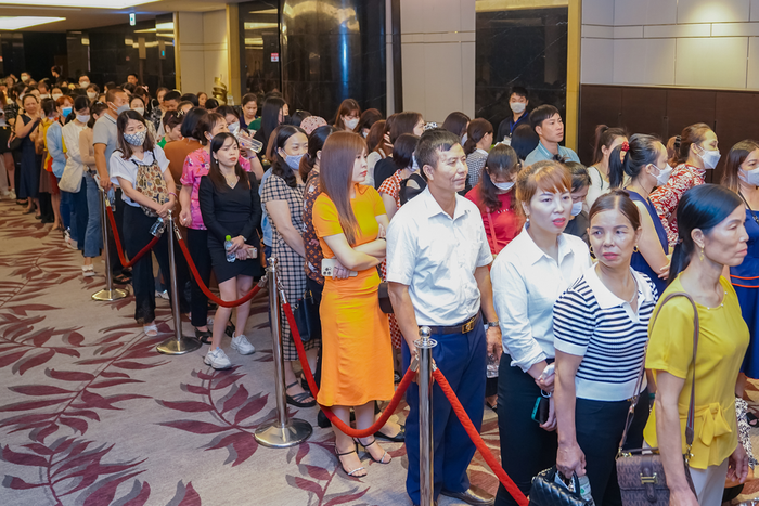 Dòng người xếp hàng dài chờ check-in tham gia sự kiện