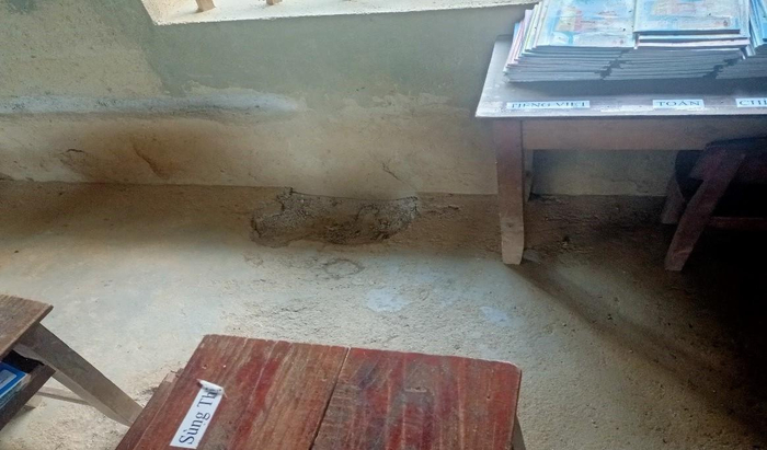 Bên trong lớp học đã xuống cấp, không đảm bảo an toàn cho học sinh