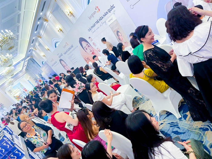 Khách hàng hào hứng khi được các bác sĩ Kangnam tư vấn giải pháp thẩm mỹ