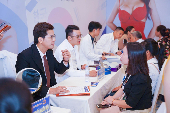 Bác sĩ Kangnam tận tâm tư vấn cho từng khách hàng