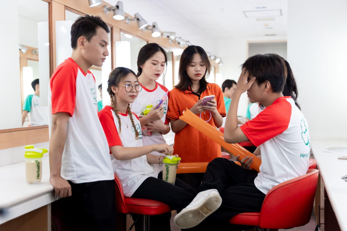 Sinh viên trường Đại học FPT trước giờ lên sân khấu