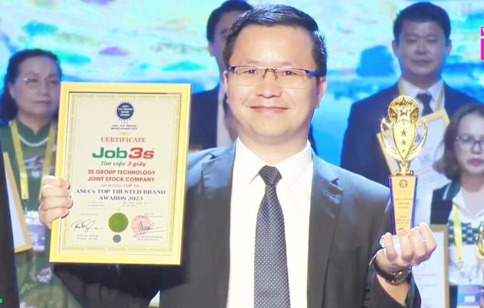 Tony Vũ trong lễ trao giải thưởng “Top 10 thương hiệu uy tín hàng đầu Châu Á 2023”